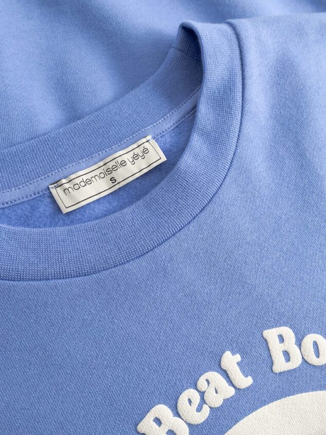 Mademoiselle YéYé-Sweatshirt aus Bio-Baumwolle Farbe/Muster: Persian Blue Für alle, die den Duft von Vinyl lieben! Nachhaltig und GOTS zertifiziert Extra weiche, angeraute Innenseite Normale Passform Rundhalsausschnitt Lange Ärmel mit Bündchen Großer Aufdruck vorne 100% Baumwolle (organic) GOTS zertifziert