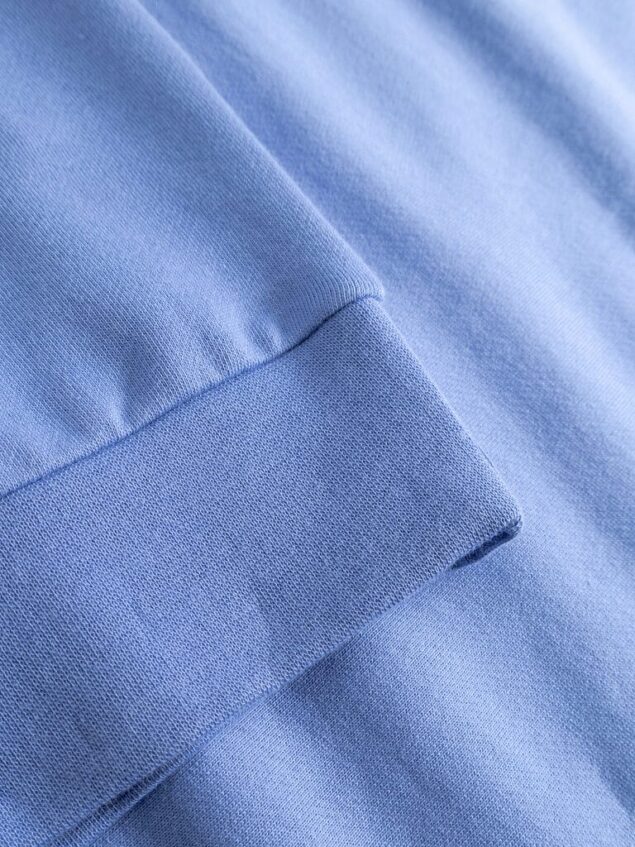 Mademoiselle YéYé-Sweatshirt aus Bio-Baumwolle 100% Baumwolle (organic) GOTS zertifziert Farbe/Muster: Persian Blue Für alle, die den Duft von Vinyl lieben! Nachhaltig und GOTS zertifiziert Extra weiche, angeraute Innenseite Normale Passform Rundhalsausschnitt Lange Ärmel mit Bündchen Großer Aufdruck vorne Record Store Sweatshirt