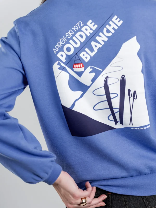 Sweatshirt aus Bio-Baumwolle Farbe/Muster: Persian Blue Der darf in deinem nächsten Winterurlaub auf keinen Fall fehlen – Kuschelig weich und direkt aus der YéYé-Designfeder. Nachhaltig und GOTS zertifiziert Extra weiche, angeraute Innenseite Normale Passform Rundhalsausschnitt Lange Ärmel mit Bündchen Großer Aufdruck hinten 100% Baumwolle (organic) GOTS zertifziert Geprüfte Produktionsstätten – Faire Produktion 100% Vegan – Wir verwenden grundsätzlich keine Materialien tierischen Ursprungs