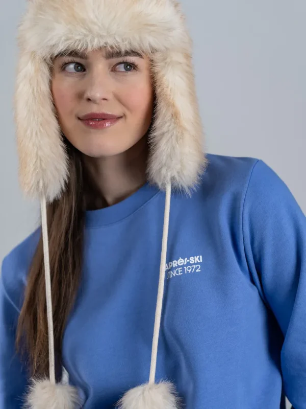 Sweatshirt aus Bio-Baumwolle Farbe/Muster: Persian Blue Der darf in deinem nächsten Winterurlaub auf keinen Fall fehlen – Kuschelig weich und direkt aus der YéYé-Designfeder. Nachhaltig und GOTS zertifiziert Extra weiche, angeraute Innenseite Normale Passform Rundhalsausschnitt Lange Ärmel mit Bündchen Großer Aufdruck hinten 100% Baumwolle (organic) GOTS zertifziert Geprüfte Produktionsstätten – Faire Produktion 100% Vegan – Wir verwenden grundsätzlich keine Materialien tierischen Ursprungs