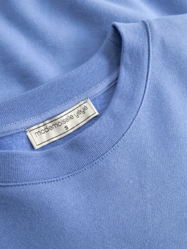 Sweatshirt aus Bio-Baumwolle Farbe/Muster: Persian Blue Der darf in deinem nächsten Winterurlaub auf keinen Fall fehlen – Kuschelig weich und direkt aus der YéYé-Designfeder. Nachhaltig und GOTS zertifiziert Extra weiche, angeraute Innenseite Normale Passform Rundhalsausschnitt Lange Ärmel mit Bündchen Großer Aufdruck hinten 100% Baumwolle (organic) GOTS zertifziert Geprüfte Produktionsstätten – Faire Produktion 100% Vegan – Wir verwenden grundsätzlich keine Materialien tierischen Ursprungs