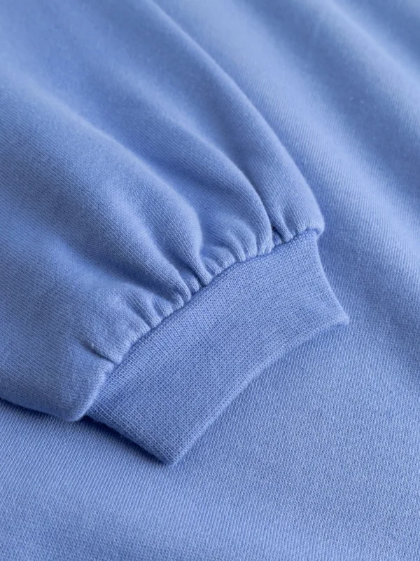 Sweatshirt aus Bio-Baumwolle Farbe/Muster: Persian Blue Der darf in deinem nächsten Winterurlaub auf keinen Fall fehlen – Kuschelig weich und direkt aus der YéYé-Designfeder. Nachhaltig und GOTS zertifiziert Extra weiche, angeraute Innenseite Normale Passform Rundhalsausschnitt Lange Ärmel mit Bündchen Großer Aufdruck hinten 100% Baumwolle (organic) GOTS zertifziert Geprüfte Produktionsstätten – Faire Produktion 100% Vegan – Wir verwenden grundsätzlich keine Materialien tierischen Ursprungs