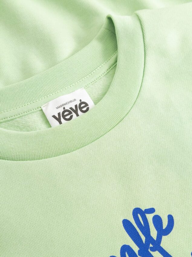 Mademoiselle YéYé-Sweatshirt aus Bio-Baumwolle Farbe/Muster: Pistachio Eingekuschelt in eine Decke und auf dem Schoß eine heiße Tasse Kaffee – dein Caffé Amore! Nachhaltig und GOTS zertifiziert Extra weiche, angeraute Innenseite Normale Passform Rundhalsausschnitt Lange Ärmel mit Bündchen Großer Aufdruck vorne 100% Baumwolle (organic) GOTS zertifziert