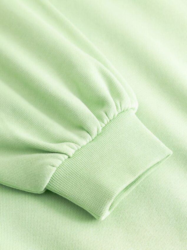 Mademoiselle YéYé-Sweatshirt aus Bio-Baumwolle Farbe/Muster: Pistachio Eingekuschelt in eine Decke und auf dem Schoß eine heiße Tasse Kaffee – dein Caffé Amore! Nachhaltig und GOTS zertifiziert Extra weiche, angeraute Innenseite Normale Passform Rundhalsausschnitt Lange Ärmel mit Bündchen Großer Aufdruck vorne 100% Baumwolle (organic) GOTS zertifziert Caffe Amore Sweatshirt