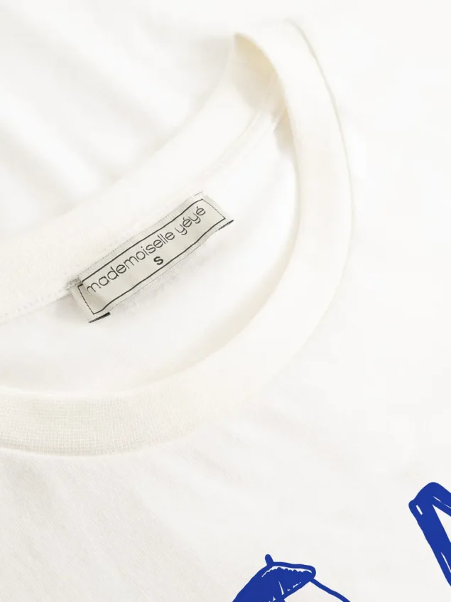 Mademoiselle YéYé T-Shirt aus Bio-Baumwolle Farbe/Muster: Ecru Komm mit zur Art Class ins Studio Amore! Nachhaltig und GOTS zertifiziert Weicher, leichter Baumwoll-Jersey Lockere Passform Normale Länge Rundhalsausschnitt Kurze Ärmel Großer Aufdruck vorne 100% Baumwolle (organic) GOTS zertifziert