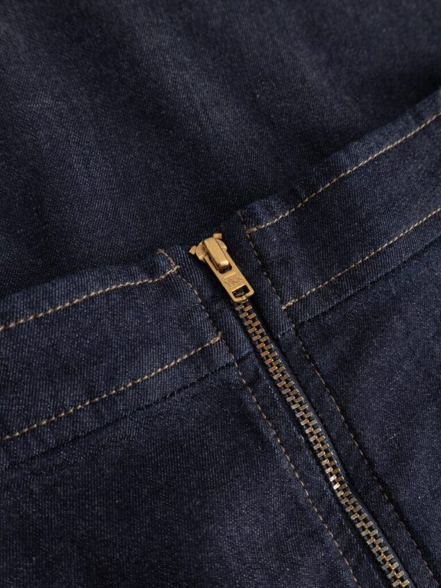 Mademoiselle YéYé-Ausgestellter Jeans Rock aus Bio-Baumwolle Coffee Flirt Skirt Farbe/Muster: Indigo Blue Ausgestellt und lässig: Dieser Jeansrock mit Trench-Taschen passt perfekt zur Strumpfhose und zu Stiefeln. Nachhaltig und GOTS zertifiziert Denim mit Stretch Ausgestellte, schwingende Silhouette Reißverschluss hinten Breite Leistentaschen Gürtelschlaufen 98% Baumwolle (organic), 2% Elasthan GOTS zertifiziert