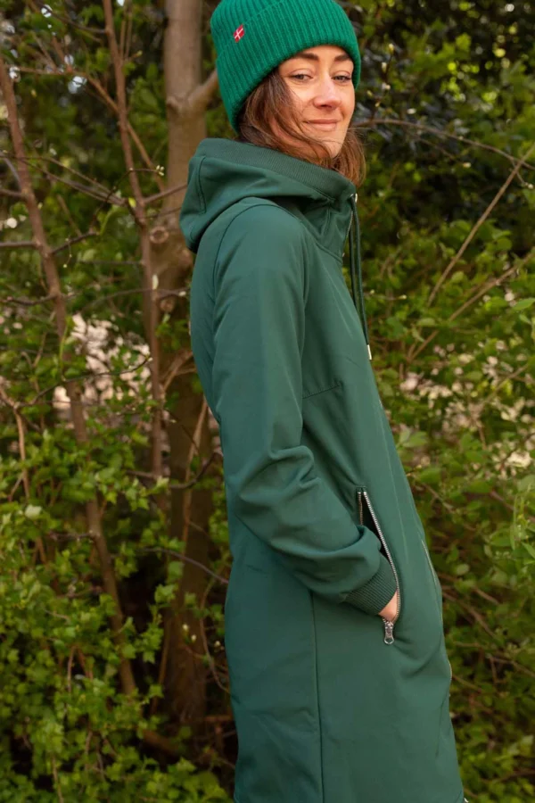 danefae-Danejane Softshell Black Wunderschöner Softshellmantel mit femininer Passform. Schönes, klassisches und komfortables Design. 8.000 mm wasserdicht, winddicht und atmungsaktiv. Fluoridfreie Beschichtung. Der Softshell-Mantel Jane vereint alle technischen Eigenschaften des Softshells mit einem sehr eleganten und femininen Look. Softshell ist ein köstliches und sehr bequemes Stretchmaterial, das Winddichtigkeit, Wasserabweisung und Wärme in einer 3-Lagen-Konstruktion vereint, bestehend aus: Außenmaterial: Stretch-Außenmaterial aus hochprozentigem Polyester mit fluorfreier, wasserabweisender Behandlung In der Mitte: wind- und wasserabweisende, atmungsaktive Mittelmembran Innen: weiches und warmes Polarfleece auf der Innenseite Das Softshell-Material hat eine Wassersäule von 8.000 mm und ist zudem winddicht und atmungsaktiv. Der Mantel ist mit einer fluorfreien Beschichtung versehen und enthält daher keine schädlichen Fluorkohlenwasserstoffe. Der Softshellmantel sitzt elegant und feminin. Der Mantel hat schräge Taschen, die mit einem Reißverschluss geschlossen werden. Der Mantel hat gerippte Kanten und einen Kordelzug an der Kapuze, sodass die Kapuze für eine optimale Passform angepasst werden kann. Der Mantel hat breite Rippbündchen an den Ärmeln, sodass Wind und Kälte draußen bleiben. Der Mantel hat unten einen verstellbaren Gummizug, so dass er bei Bedarf enger um die Beine geschnürt werden kann. Die Innenseite des Mantels ist mit weichem Polarfleece gefüttert, so dass er nicht nur winddicht ist, sondern auch für gute Wärme im Frühling, Herbst und an kühlen Sommerabenden sorgt. Der Mantel wird mit einem Reißverschluss geschlossen, der auch von unten zugemacht werden kann, sodass Sie problemlos im Mantel radeln können. Bitte beachten Sie, dass die Nähte des Mantels aufgrund des weichen Fleece auf der Innenseite nicht verklebt werden können. Dies bedeutet, dass bei starkem Regen Regen in die Nähte eindringen kann. Auch wenn der Mantel viel Regen aushält, ist er kein echter Regenmantel. Material: 94 % Polyester und 6 % Elasthan