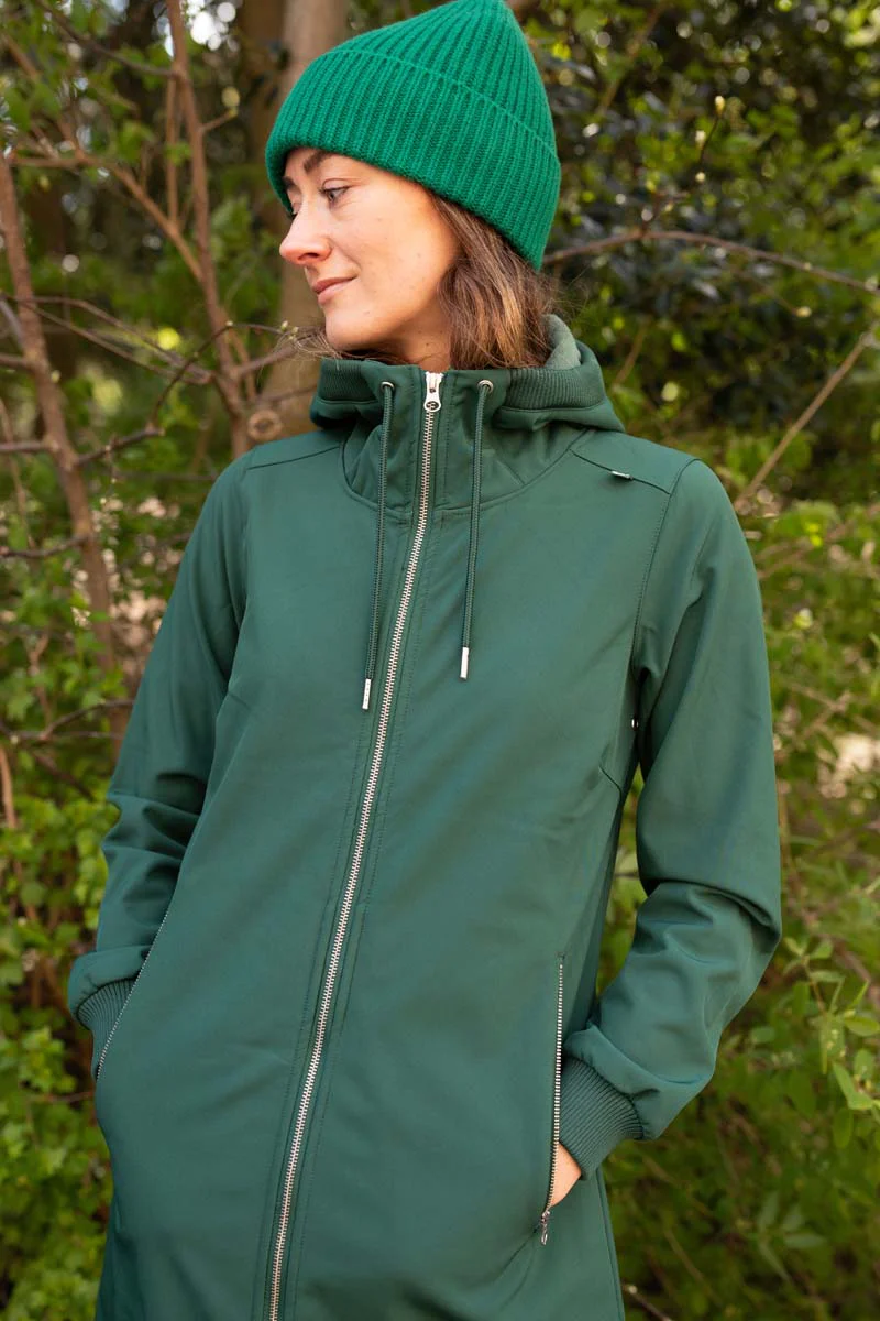 danefae-Danejane Softshell Black Wunderschöner Softshellmantel mit femininer Passform. Schönes, klassisches und komfortables Design. 8.000 mm wasserdicht, winddicht und atmungsaktiv. Fluoridfreie Beschichtung. Der Softshell-Mantel Jane vereint alle technischen Eigenschaften des Softshells mit einem sehr eleganten und femininen Look. Softshell ist ein köstliches und sehr bequemes Stretchmaterial, das Winddichtigkeit, Wasserabweisung und Wärme in einer 3-Lagen-Konstruktion vereint, bestehend aus: Außenmaterial: Stretch-Außenmaterial aus hochprozentigem Polyester mit fluorfreier, wasserabweisender Behandlung In der Mitte: wind- und wasserabweisende, atmungsaktive Mittelmembran Innen: weiches und warmes Polarfleece auf der Innenseite Das Softshell-Material hat eine Wassersäule von 8.000 mm und ist zudem winddicht und atmungsaktiv. Der Mantel ist mit einer fluorfreien Beschichtung versehen und enthält daher keine schädlichen Fluorkohlenwasserstoffe. Der Softshellmantel sitzt elegant und feminin. Der Mantel hat schräge Taschen, die mit einem Reißverschluss geschlossen werden. Der Mantel hat gerippte Kanten und einen Kordelzug an der Kapuze, sodass die Kapuze für eine optimale Passform angepasst werden kann. Der Mantel hat breite Rippbündchen an den Ärmeln, sodass Wind und Kälte draußen bleiben. Der Mantel hat unten einen verstellbaren Gummizug, so dass er bei Bedarf enger um die Beine geschnürt werden kann. Die Innenseite des Mantels ist mit weichem Polarfleece gefüttert, so dass er nicht nur winddicht ist, sondern auch für gute Wärme im Frühling, Herbst und an kühlen Sommerabenden sorgt. Der Mantel wird mit einem Reißverschluss geschlossen, der auch von unten zugemacht werden kann, sodass Sie problemlos im Mantel radeln können. Bitte beachten Sie, dass die Nähte des Mantels aufgrund des weichen Fleece auf der Innenseite nicht verklebt werden können. Dies bedeutet, dass bei starkem Regen Regen in die Nähte eindringen kann. Auch wenn der Mantel viel Regen aushält, ist er kein echter Regenmantel. Material: 94 % Polyester und 6 % Elasthan