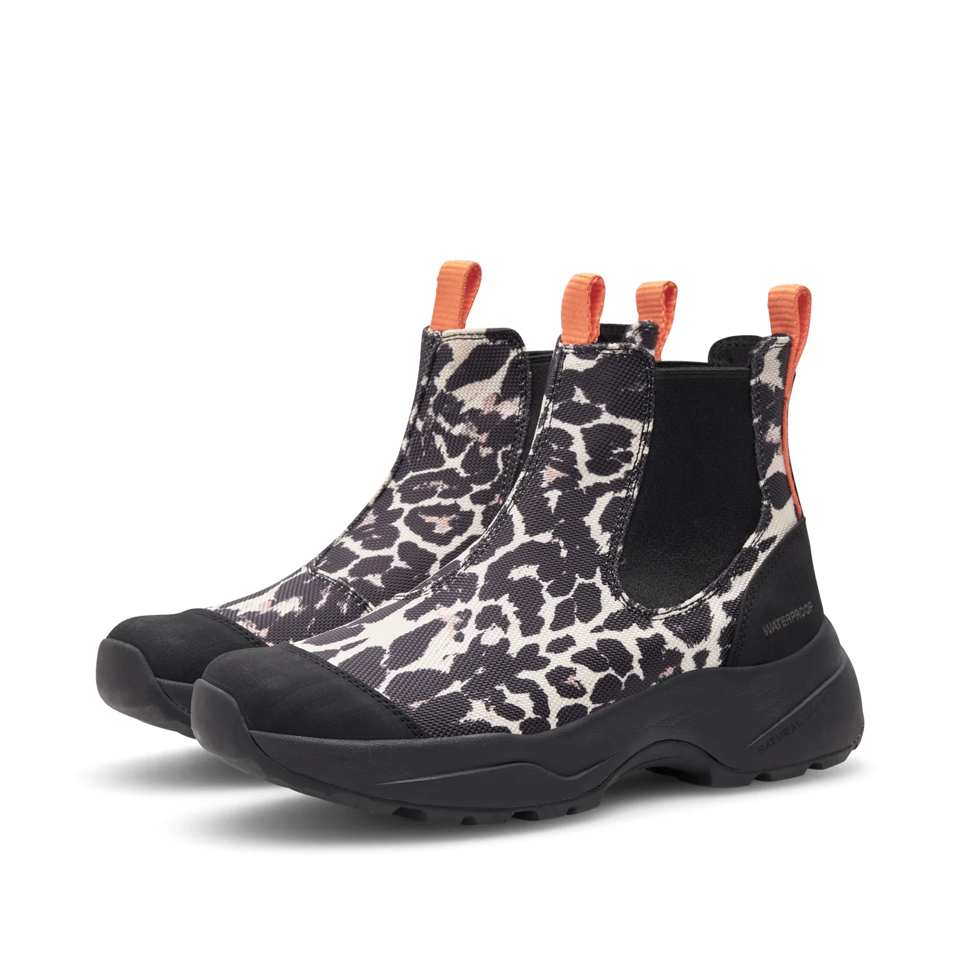 Woden-Siri Leo Waterproof – Leopard Siri Leo ist ein wasserdichter Stiefel mit auffälligem Leopardenmuster und funktionalen Details. Ausgestattet mit der WODEN Natural Soft Technology™ für noch mehr Komfort und Halt. Eine langlebige Wahl, die bei jedem Wetter für stilvolle Akzente sorgt. Recyceltes Textil Recycelter Gummi Upgecyceltes Fischleder mit ASC-Zertifizierung WODEN Natural Soft Technology™ Weiche PU-geformte Innensohle mit Korkdeckschicht WODEN Air Flow System™ EVA-geformtes MD Laufsohle aus 100 % Gummi mit 10 % recyceltem Gummi