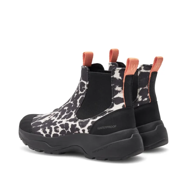 Woden-Siri Leo Waterproof – Leopard Siri Leo ist ein wasserdichter Stiefel mit auffälligem Leopardenmuster und funktionalen Details. Ausgestattet mit der WODEN Natural Soft Technology™ für noch mehr Komfort und Halt. Eine langlebige Wahl, die bei jedem Wetter für stilvolle Akzente sorgt. Recyceltes Textil Recycelter Gummi Upgecyceltes Fischleder mit ASC-Zertifizierung WODEN Natural Soft Technology™ Weiche PU-geformte Innensohle mit Korkdeckschicht WODEN Air Flow System™ EVA-geformtes MD Laufsohle aus 100 % Gummi mit 10 % recyceltem Gummi