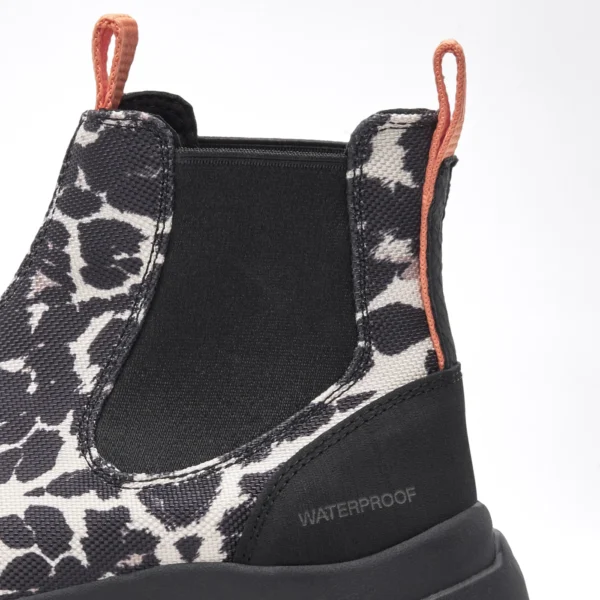 Woden-Siri Leo Waterproof – Leopard Siri Leo ist ein wasserdichter Stiefel mit auffälligem Leopardenmuster und funktionalen Details. Ausgestattet mit der WODEN Natural Soft Technology™ für noch mehr Komfort und Halt. Eine langlebige Wahl, die bei jedem Wetter für stilvolle Akzente sorgt. Recyceltes Textil Recycelter Gummi Upgecyceltes Fischleder mit ASC-Zertifizierung WODEN Natural Soft Technology™ Weiche PU-geformte Innensohle mit Korkdeckschicht WODEN Air Flow System™ EVA-geformtes MD Laufsohle aus 100 % Gummi mit 10 % recyceltem Gummi
