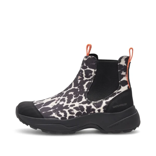 Woden-Siri Leo Waterproof – Leopard Siri Leo ist ein wasserdichter Stiefel mit auffälligem Leopardenmuster und funktionalen Details. Ausgestattet mit der WODEN Natural Soft Technology™ für noch mehr Komfort und Halt. Eine langlebige Wahl, die bei jedem Wetter für stilvolle Akzente sorgt. Recyceltes Textil Recycelter Gummi Upgecyceltes Fischleder mit ASC-Zertifizierung WODEN Natural Soft Technology™ Weiche PU-geformte Innensohle mit Korkdeckschicht WODEN Air Flow System™ EVA-geformtes MD Laufsohle aus 100 % Gummi mit 10 % recyceltem Gummi