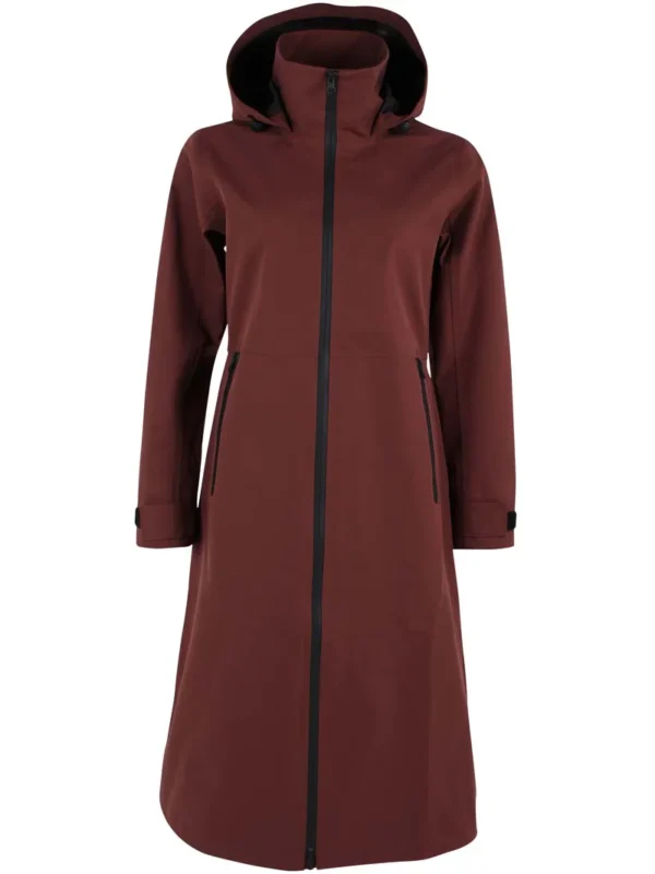 Danefae-Regenjacke Danedogwalker Merlot 15.000 mm wasserdichtes und atmungsaktives Material. Versiegelte Nähte für 100 % Wasserdichtigkeit. Fluorfreie Beschichtung. Dies ist der ultimative Regenmantel für den Hundehalter, die Fußballmama, die im strömenden Regen auf dem Dachsparren steht, und alle anderen, die etwas Außergewöhnliches brauchen! Mit einer Wassersäule von 15.000 mm hält der Mantel einem hohen Wassersäulendruck stand. Materialien und Details sind von der Atlantiküberquerung im Segelsport inspiriert und gehören somit zur Premiumkategorie der Regenbekleidung. Gleichzeitig ist es unser längstes Modell. Wenn Sie es also mit einem Paar unserer vielen Gummistiefel kombinieren, sind Sie für das launische dänische Wetter wirklich gut gerüstet! Danedogwalker besteht aus einem Material mit 3-Lagen-Aufbau, das dafür sorgt, dass die Jacke absolut wasserdicht und atmungsaktiv ist und eine hervorragende Passform bietet. 1: Außen: ein dicht gewebtes Material mit leichter Dehnung und sehr guter Abriebfestigkeit. Die Oberfläche ist mit einem fluorfreien, wasserabweisenden Bionic-Finish behandelt. 2: Die nächste Schicht ist das Herzstück der Funktion der Jacke: die Membran. Diese zwischen Außen- und Innenmaterial laminierte Membran macht die Jacke wasserdicht und atmungsaktiv. 3: Im Inneren ist ein Netzmaterial auf die Membran laminiert. Dieses Material schützt die wasserdichte Membran vor Kratzern und Abnutzung und macht die Innenseite der Jacke gleichzeitig glatt und somit leicht an- und auszuziehen. Der Regenmantel hat verschweißte Nähte und ist winddicht, wasserdicht und atmungsaktiv. Dieser Mantel hat eine dünne, elastische und weiche Lycra-Rippung am Handgelenk, um den Wind abzuhalten. Er verfügt über einen innenliegenden Kordelzug in der Taille, der hinten verstellt werden kann, sodass Sie die Größe des Mantels nach Bedarf anpassen können. Der Mantel ist tailliert geschnitten. Der Regenmantel ist mit Bionic Finish beschichtet und somit frei von schädlichen Fluorcarbonen. Danefæ steht für hochwertige Regenbekleidung, die dem launischen dänischen Wetter standhält. Der Regenmantel kann bei 30 Grad in der Maschine gewaschen werden. Generell wird jedoch empfohlen, Oberbekleidung so wenig wie möglich zu waschen. Lüften Sie ihn daher aus oder wischen Sie ihn mit einem feuchten Tuch ab. Material: 100% Polyester
