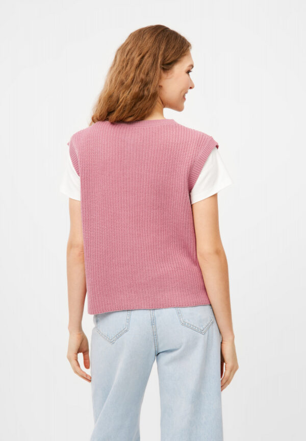 Derbe-Strickweste Basic Strick Rosa Lockere Strickweste Knopfleiste vorne Markanter Patch auf der Brust Das Model ist 176 cm groß und trägt Größe M Material: 100% Polyester (POLYLANA®)