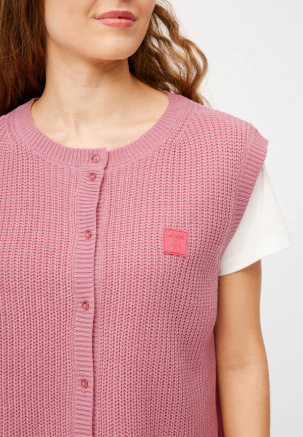 Derbe-Strickweste Basic Strick Rosa Lockere Strickweste Knopfleiste vorne Markanter Patch auf der Brust Das Model ist 176 cm groß und trägt Größe M Material: 100% Polyester (POLYLANA®)