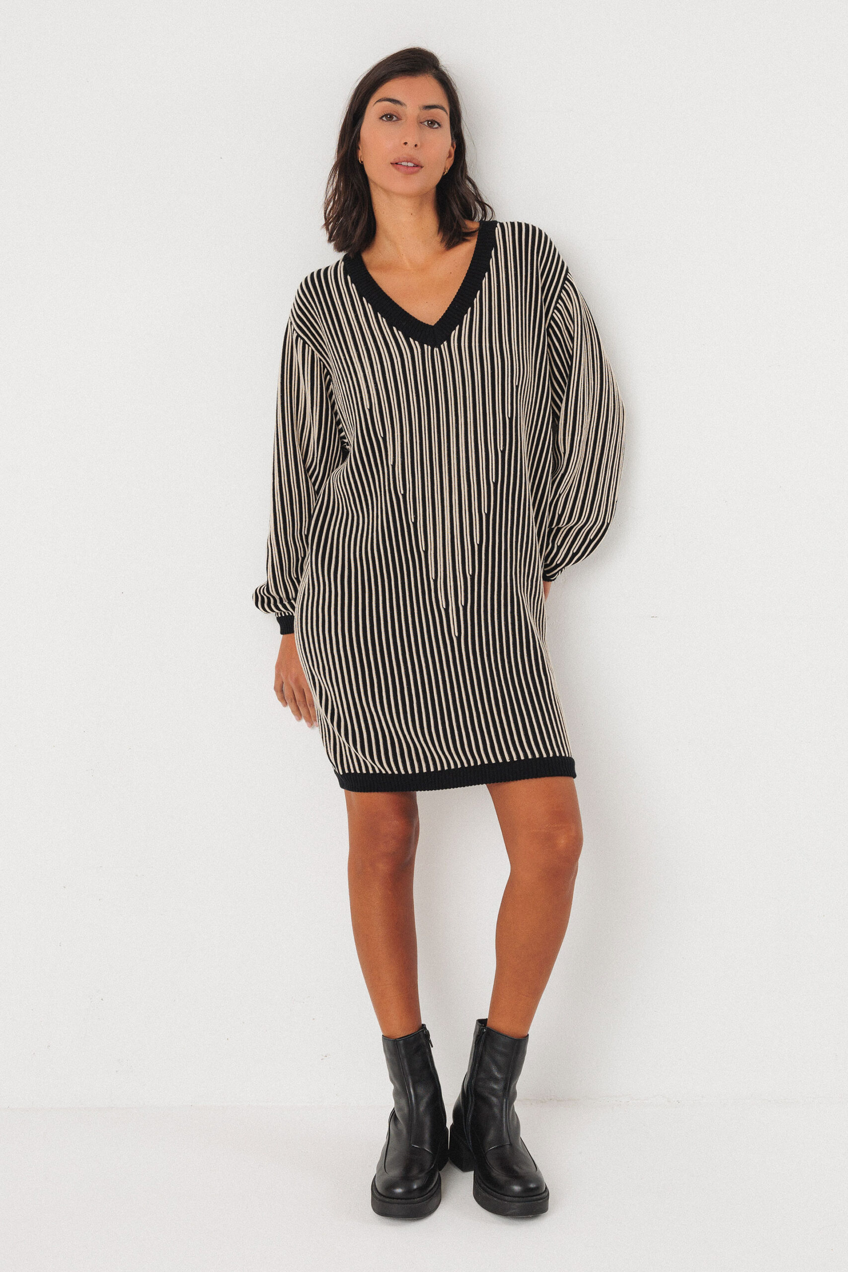 Skfk-Kleid Aiza Zweifarbiges Strickkleid mit Linienmuster Knielang Lockere Passform V-Ausschnitt Lange, weite Ärmel 100% Bio-Baumwolle