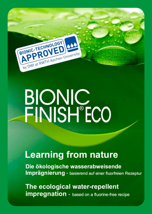 danefae-Danejane Softshell Black Wunderschöner Softshellmantel mit femininer Passform. Schönes, klassisches und komfortables Design. 8.000 mm wasserdicht, winddicht und atmungsaktiv. Fluoridfreie Beschichtung. Der Softshell-Mantel Jane vereint alle technischen Eigenschaften des Softshells mit einem sehr eleganten und femininen Look. Softshell ist ein köstliches und sehr bequemes Stretchmaterial, das Winddichtigkeit, Wasserabweisung und Wärme in einer 3-Lagen-Konstruktion vereint, bestehend aus: Außenmaterial: Stretch-Außenmaterial aus hochprozentigem Polyester mit fluorfreier, wasserabweisender Behandlung In der Mitte: wind- und wasserabweisende, atmungsaktive Mittelmembran Innen: weiches und warmes Polarfleece auf der Innenseite Das Softshell-Material hat eine Wassersäule von 8.000 mm und ist zudem winddicht und atmungsaktiv. Der Mantel ist mit einer fluorfreien Beschichtung versehen und enthält daher keine schädlichen Fluorkohlenwasserstoffe. Der Softshellmantel sitzt elegant und feminin. Der Mantel hat schräge Taschen, die mit einem Reißverschluss geschlossen werden. Der Mantel hat gerippte Kanten und einen Kordelzug an der Kapuze, sodass die Kapuze für eine optimale Passform angepasst werden kann. Der Mantel hat breite Rippbündchen an den Ärmeln, sodass Wind und Kälte draußen bleiben. Der Mantel hat unten einen verstellbaren Gummizug, so dass er bei Bedarf enger um die Beine geschnürt werden kann. Die Innenseite des Mantels ist mit weichem Polarfleece gefüttert, so dass er nicht nur winddicht ist, sondern auch für gute Wärme im Frühling, Herbst und an kühlen Sommerabenden sorgt. Der Mantel wird mit einem Reißverschluss geschlossen, der auch von unten zugemacht werden kann, sodass Sie problemlos im Mantel radeln können. Bitte beachten Sie, dass die Nähte des Mantels aufgrund des weichen Fleece auf der Innenseite nicht verklebt werden können. Dies bedeutet, dass bei starkem Regen Regen in die Nähte eindringen kann. Auch wenn der Mantel viel Regen aushält, ist er kein echter Regenmantel. Material: 94 % Polyester und 6 % Elasthan