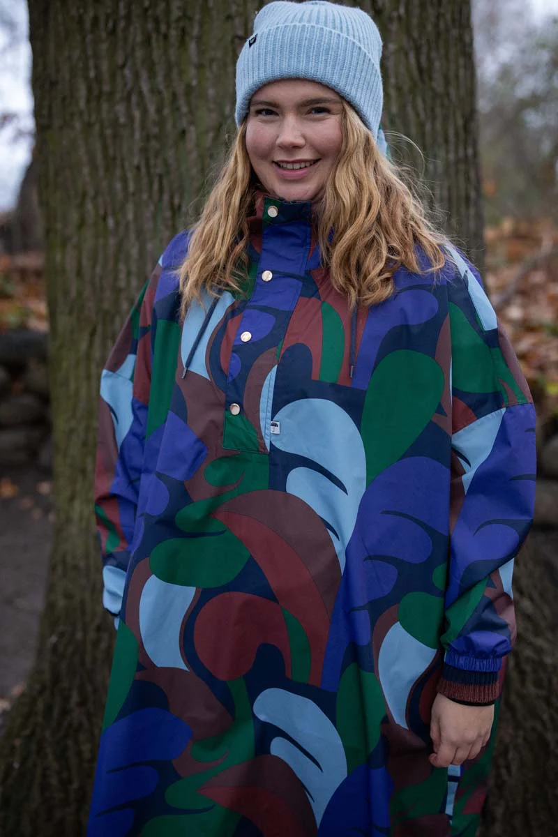 Danefae-Danedream Drops Rain Poncho Blue Purple TROPS 8.000 mm Wasserdichtigkeit und Atmungsaktivität. Wunderschöner übergroßer Poncho. Seitliche Schlitze mit passenden Druckknöpfen. Fluoridfreie Beschichtung (Bionic Finish). Der schönste Regenponcho mit einer hohen Wassersäule von 8.000 mm. Der Poncho ist übergroß, sodass jedes Outfit darunter Platz hat! Es hat Schlitze an den Seiten für zusätzlichen Komfort und Bewegungsfreiheit. Sowohl die Schlitze als auch der Knopfverschluss haben passende Druckknöpfe. Die Ärmel sind mit Gummizug versehen, damit beim Radfahren kein Wind in die Ärmel kommt. Die Kapuze lässt sich einbinden. Schöner Aufdruck. Mit diesem Dream Drops Regenponcho gibt es keine Ausrede mehr, nicht nach draußen zu gehen und dem Regen zu trotzen! Material: 100 % Polyester. Verantwortungsvolle Produktion ist für uns selbstverständlich. Wir arbeiten ausschließlich mit BSCI-zertifizierten Herstellern zusammen, die wir jährlich besuchen, um die Arbeitsbedingungen zu überprüfen. Unsere Produkte entsprechen nicht nur allen geltenden europäischen und dänischen Gesetzen, sondern unterliegen auch einem sehr speziellen und strengeren Danefæ-Regelwerk für die Verwendung von Chemikalien, um die Haltbarkeit zu gewährleisten und die Schönheit auch nach vielen Wäschen zu garantieren.