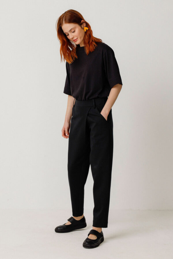 Skfk-Ezama Schwarz Knöchellange Karottenhose Schräge Taschen Seitlicher Reißverschluss Material: 82 % Modal Tencel™ 14 % Recycltes Nylon 4% Elasthan