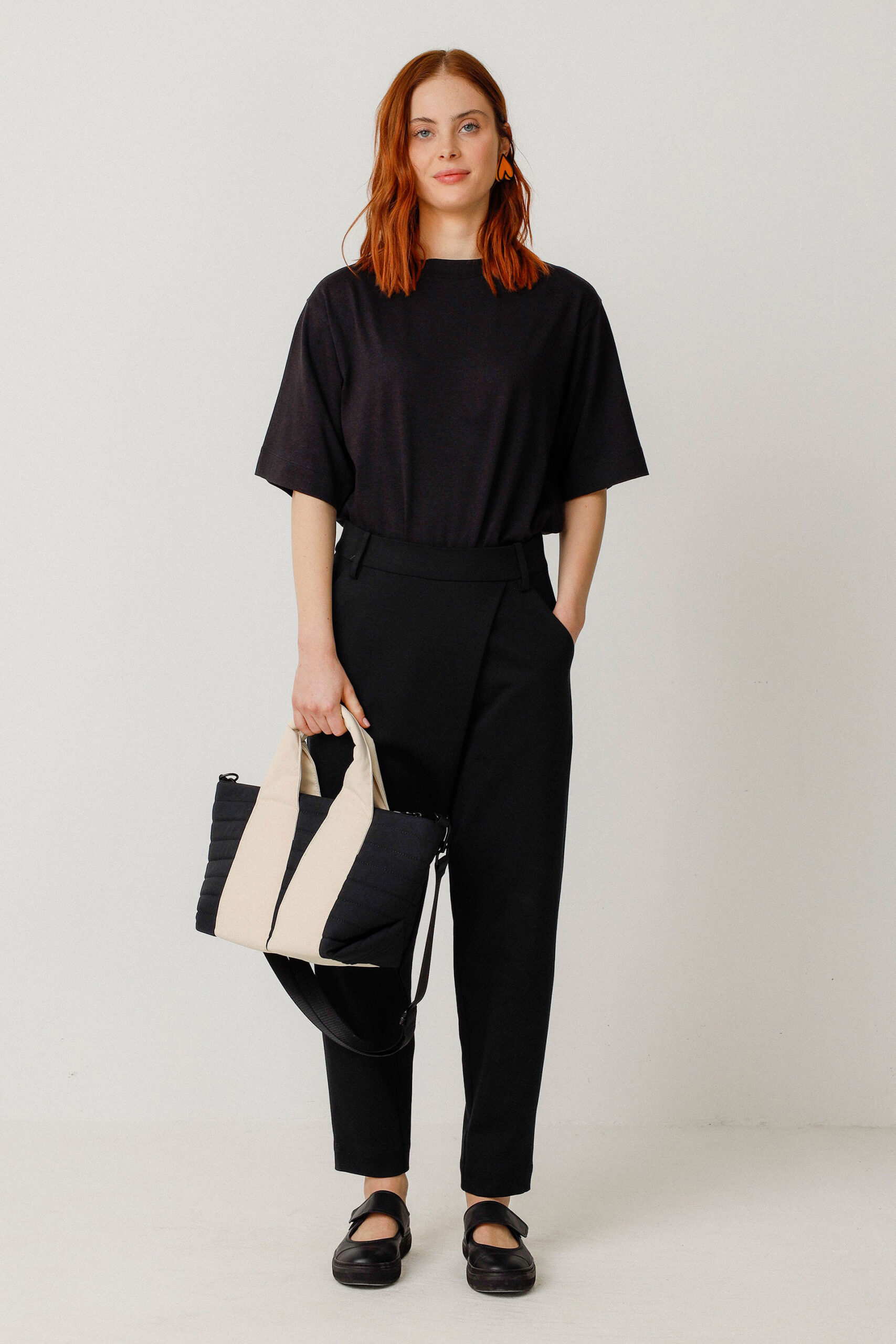 Skfk-Ezama Schwarz Knöchellange Karottenhose Schräge Taschen Seitlicher Reißverschluss Material: 82 % Modal Tencel™ 14 % Recycltes Nylon 4% Elasthan