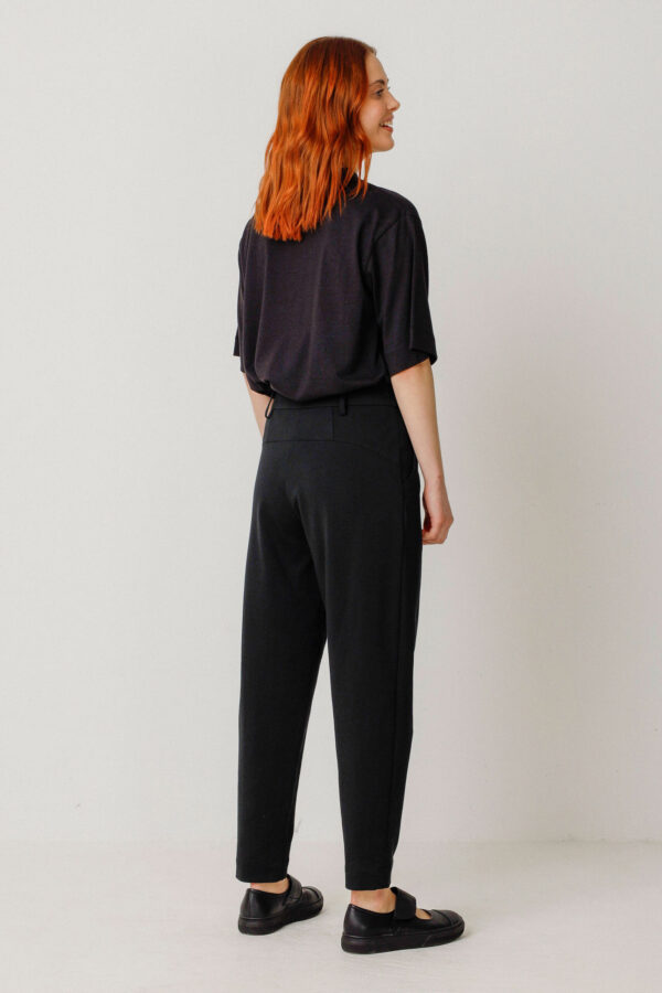 Skfk-Ezama Schwarz Knöchellange Karottenhose Schräge Taschen Seitlicher Reißverschluss Material: 82 % Modal Tencel™ 14 % Recycltes Nylon 4% Elasthan