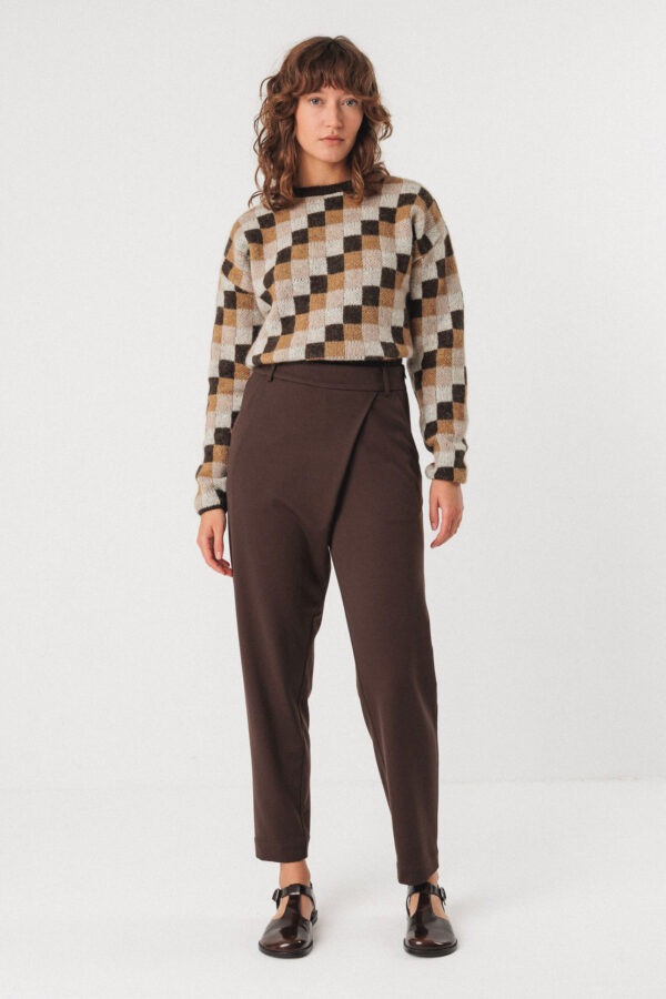 Skfk-Ezama Braun Knöchellange Karottenhose Schräge Taschen Seitlicher Reißverschluss Material:82 % Modal Tencel™ 14 % Recycltes Nylon 4% Elasthan