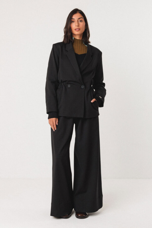 skfk-Blazer Iratz Schwarz Gerade geschnittener Blazer Verstellbare Taille mit elastischem Kordelzug innen Knopfverschluss vorne und komplett gefüttert Material: 82 % Modal Tencel™ 14 % Recycltes Nylon 4% Elasthan