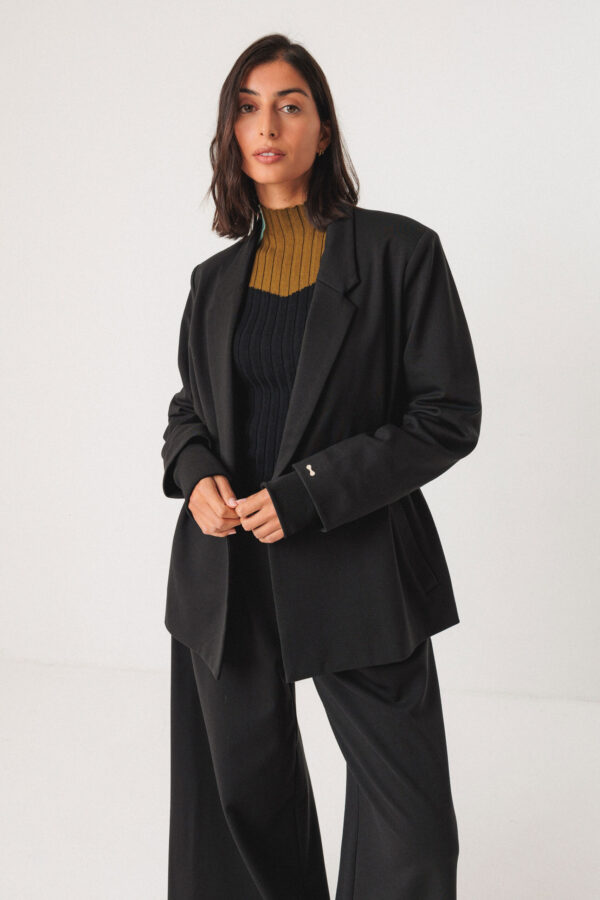 skfk-Blazer Iratz Schwarz Gerade geschnittener Blazer Verstellbare Taille mit elastischem Kordelzug innen Knopfverschluss vorne und komplett gefüttert Material: 82 % Modal Tencel™ 14 % Recycltes Nylon 4% Elasthan