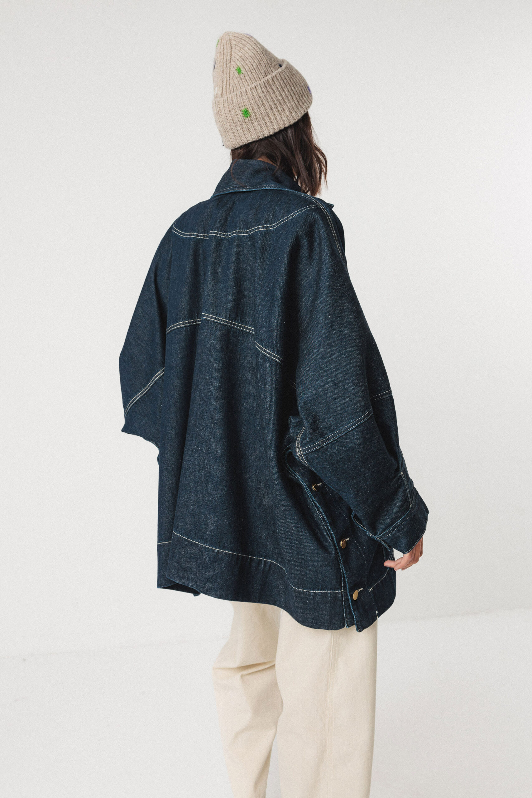 skfk-Jeansjacke Kira Kurzer Jeansumhang Entworfen mit der Designerin Martina Spetlova Durchgehende geknöpfte Seitennähte und Knopfverschluss vorne Material: 100% Biobaumwolle