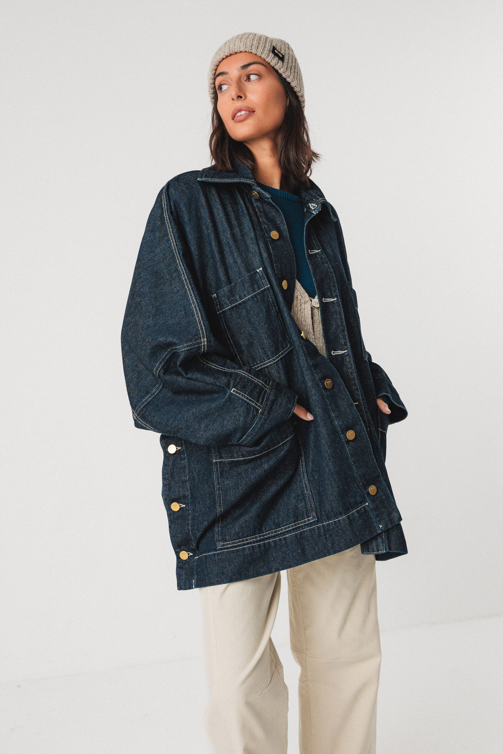 skfk-Jeansjacke Kira Kurzer Jeansumhang Entworfen mit der Designerin Martina Spetlova Durchgehende geknöpfte Seitennähte und Knopfverschluss vorne Material: 100% Biobaumwolle