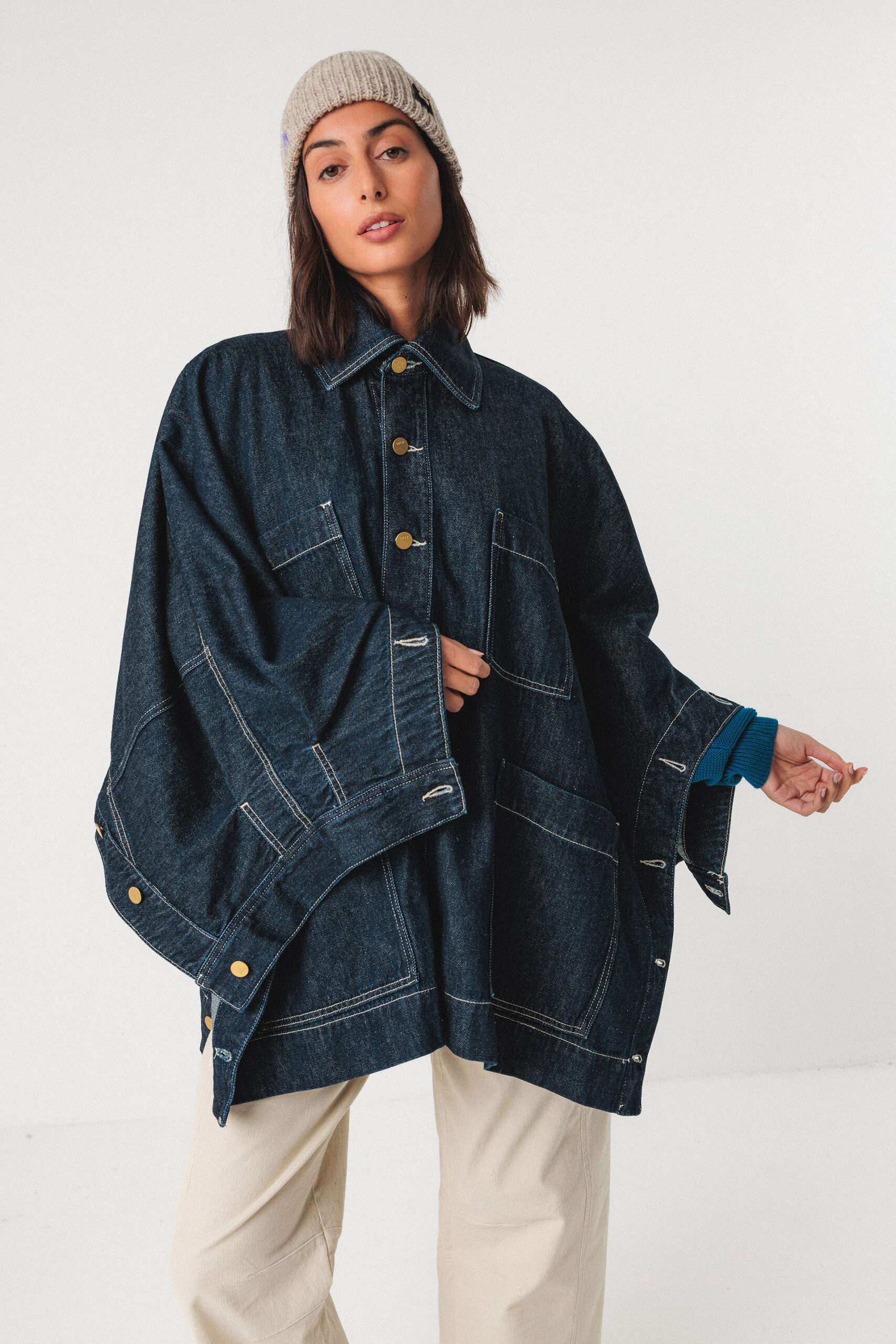 skfk-Jeansjacke Kira Kurzer Jeansumhang Entworfen mit der Designerin Martina Spetlova Durchgehende geknöpfte Seitennähte und Knopfverschluss vorne Material: 100% Biobaumwolle