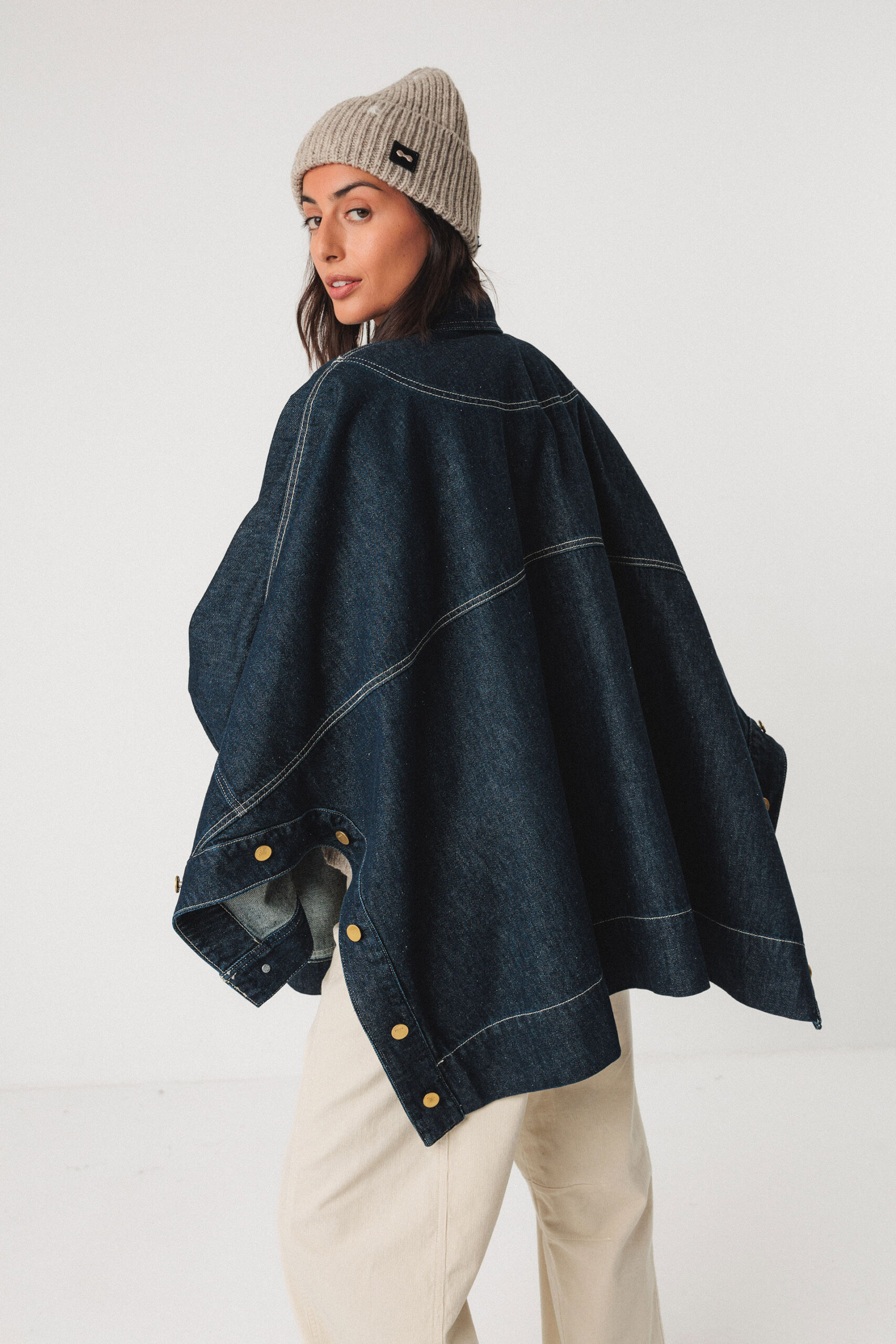 skfk-Jeansjacke Kira Kurzer Jeansumhang Entworfen mit der Designerin Martina Spetlova Durchgehende geknöpfte Seitennähte und Knopfverschluss vorne Material: 100% Biobaumwolle