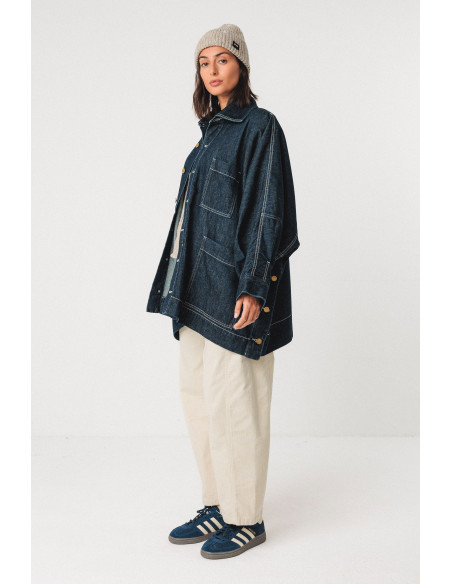 skfk-Jeansjacke Kira Kurzer Jeansumhang Entworfen mit der Designerin Martina Spetlova Durchgehende geknöpfte Seitennähte und Knopfverschluss vorne Material: 100% Biobaumwolle