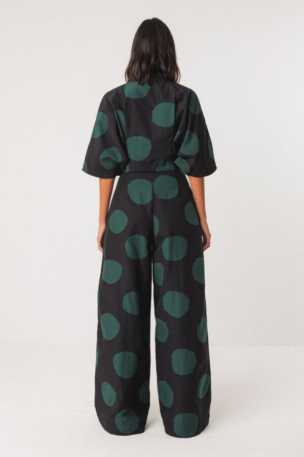skfk-Jacquard-Palazzo-Jumpsuit Mao-Kragen Ausgestellte Ärmel Seitentaschen Reißverschluss vorne Material: 63 % Bio-Baumwolle 37 % Recycelte Baumwolle
