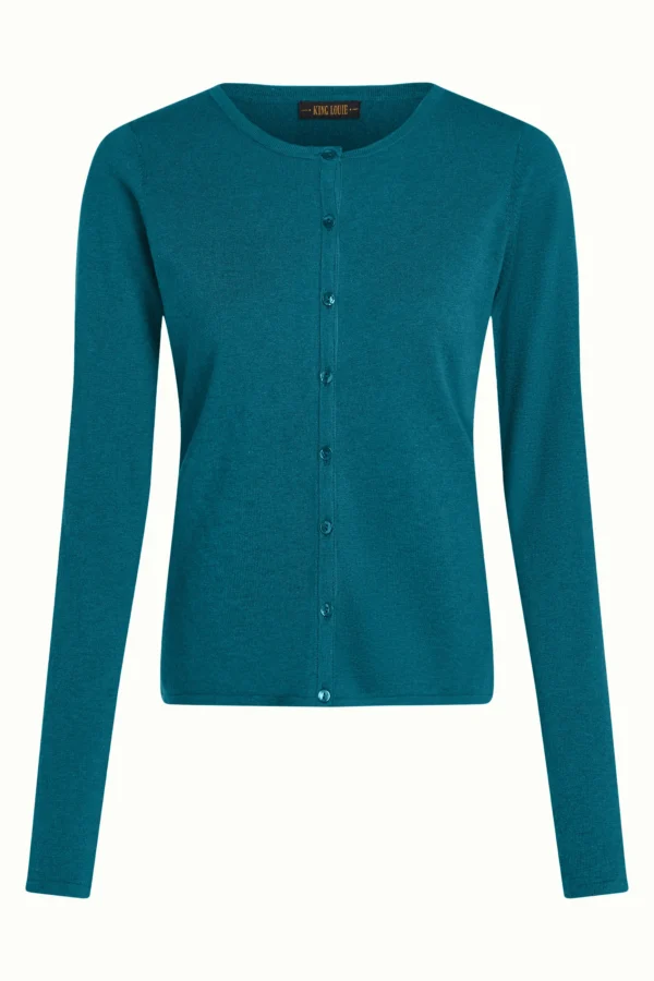 Kinglouie-Cardi Roundneck Cocoon Aus elastischem Baumwollstrick gefertigt, hat dieses Langarmteil ein schlichtes Design mit Rundhalsausschnitt und regulärer Passform. Mit Knopfverschluss – für Komfort und Alltagstauglichkeit. Baumwolle Strick Stretch Uni Lange Ärmel Rundhalsausschnitt Normale Passform Knopfverschluss Farbe Spruced Green - Cocoon Material: 70% cotton, 20% modal, 10% silk