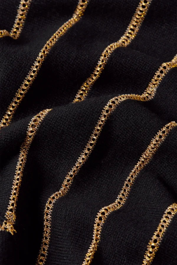 Zeitloser, locker sitzender Stricktop mit elegantem Schlaufenverschluss am Rücken. Aus Baumwolle, Kaschmir und goldenem Lurex gefertigt.