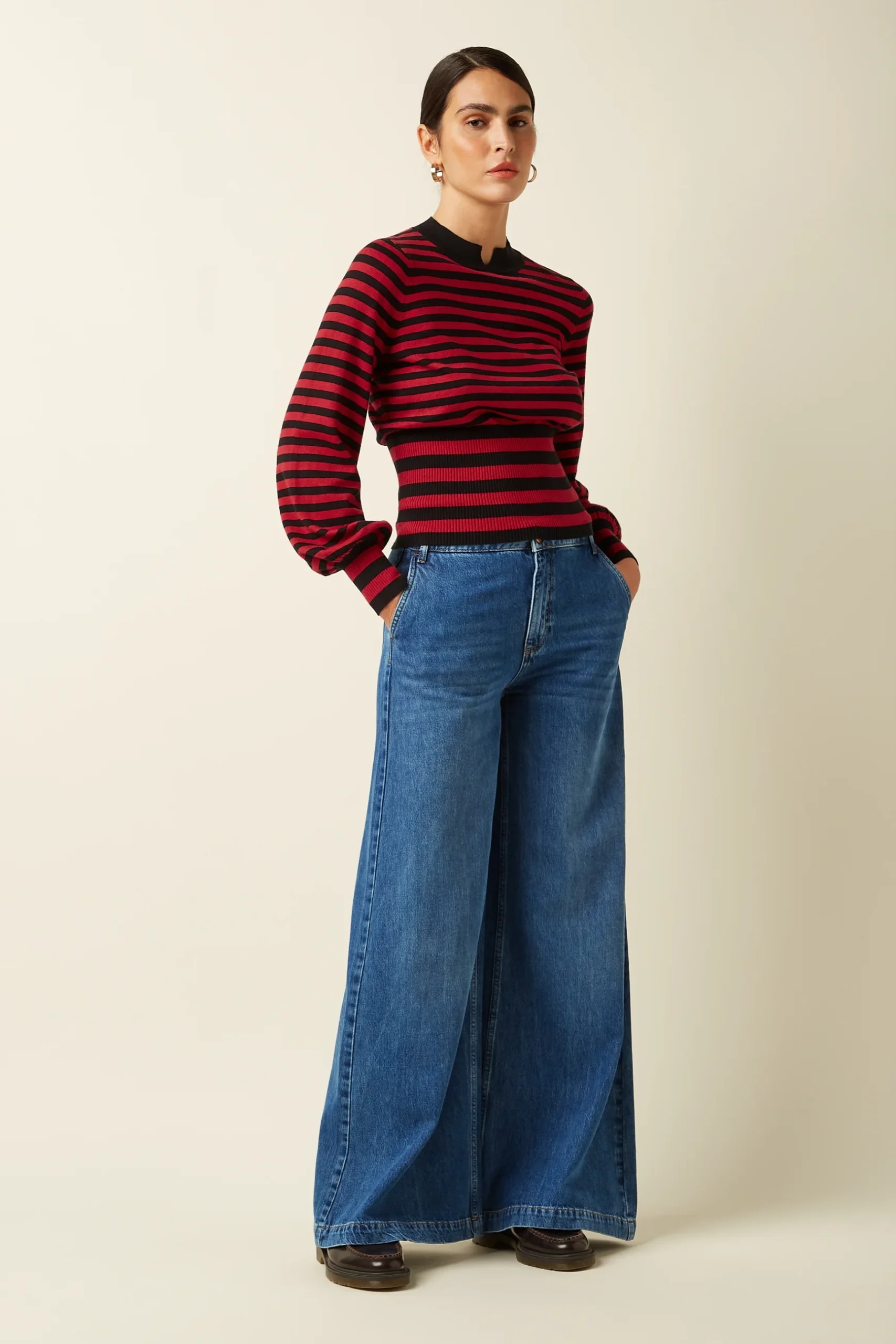 Dieser charmante Pullover versprüht verspielte Vintage-Vibes – mit klassischen Designelementen und zeitlosem Streifenmuster für einen Hauch Nostalgie.