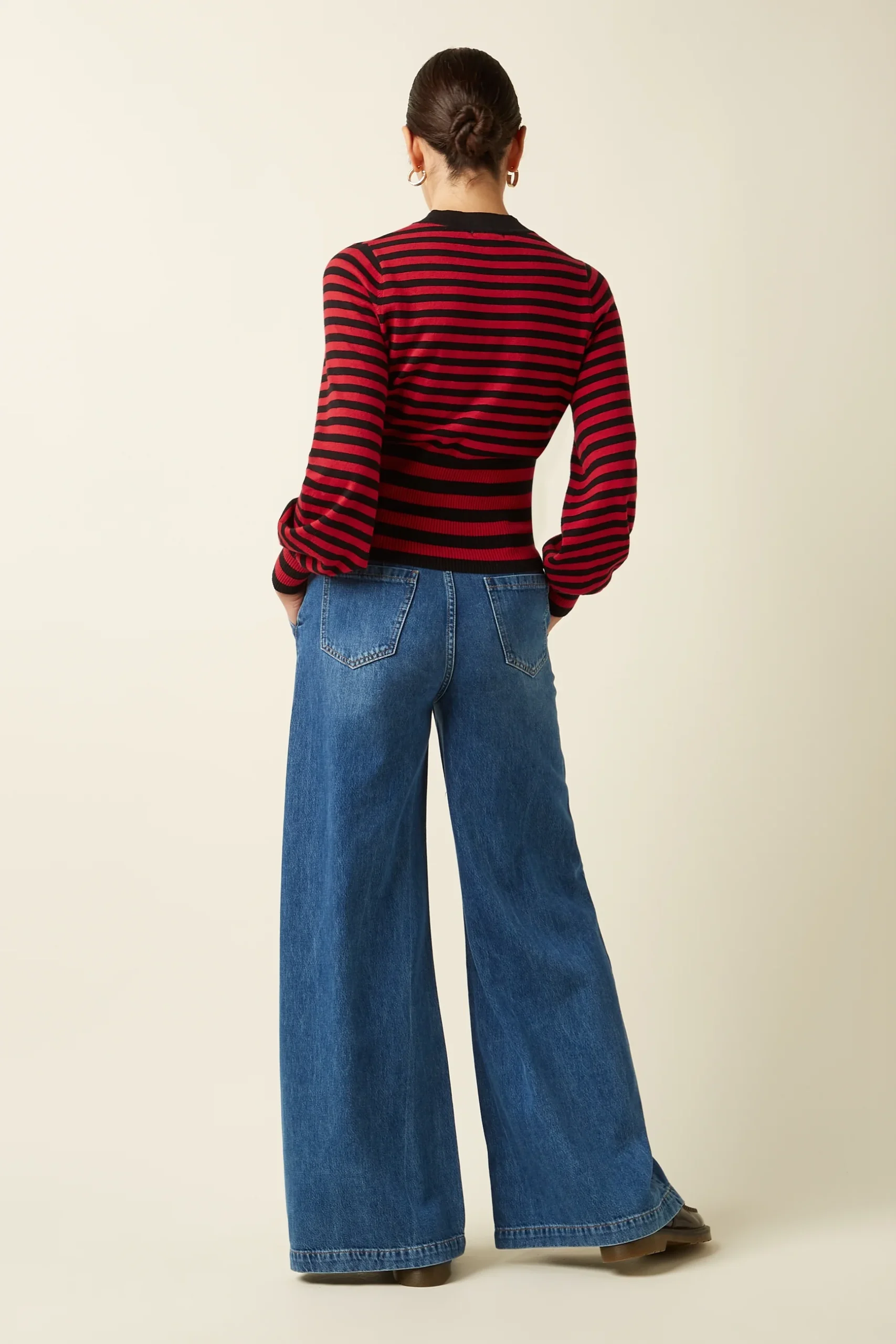 Dieser charmante Pullover versprüht verspielte Vintage-Vibes – mit klassischen Designelementen und zeitlosem Streifenmuster für einen Hauch Nostalgie.