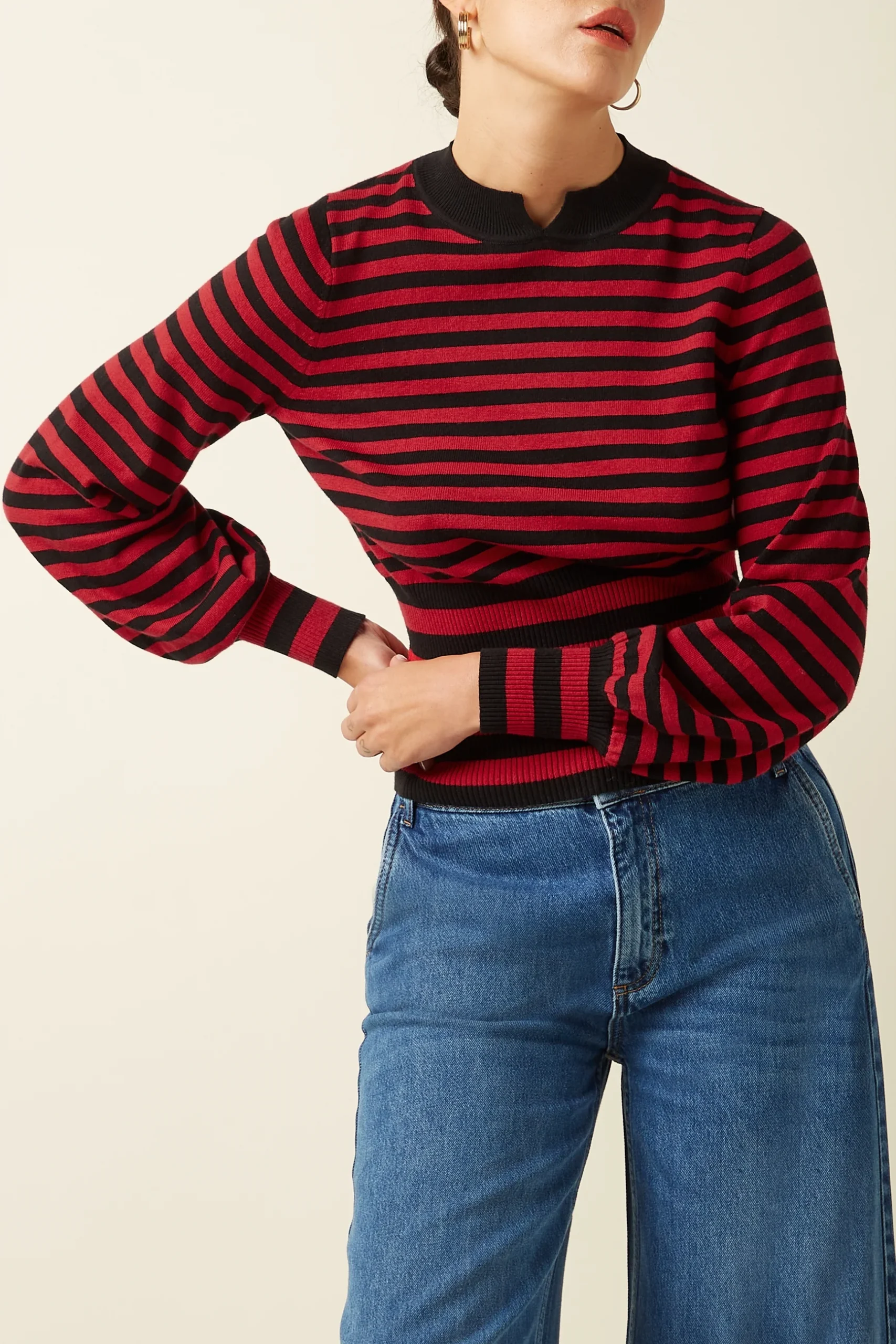 Dieser charmante Pullover versprüht verspielte Vintage-Vibes – mit klassischen Designelementen und zeitlosem Streifenmuster für einen Hauch Nostalgie.
