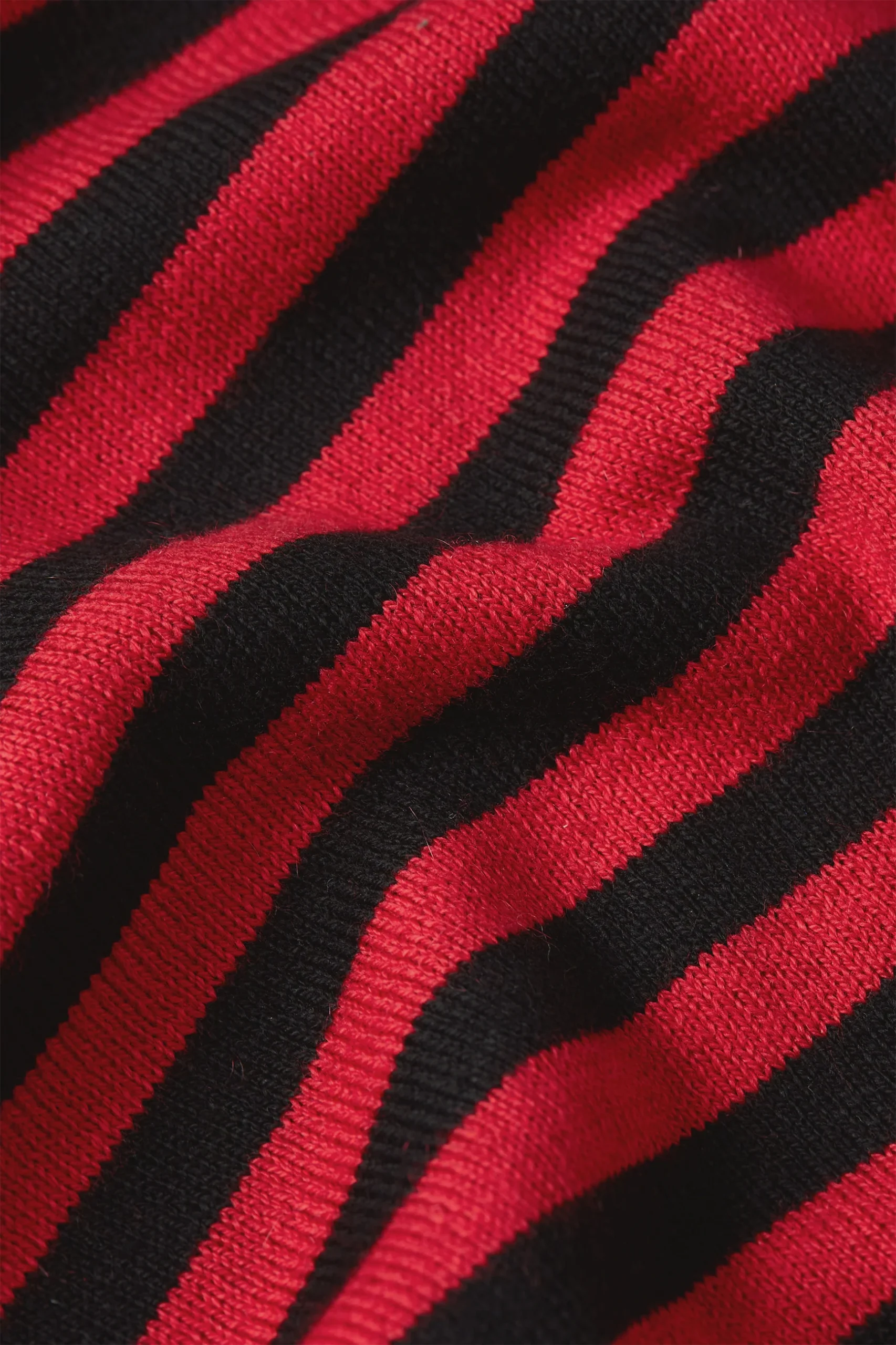 Dieser charmante Pullover versprüht verspielte Vintage-Vibes – mit klassischen Designelementen und zeitlosem Streifenmuster für einen Hauch Nostalgie.