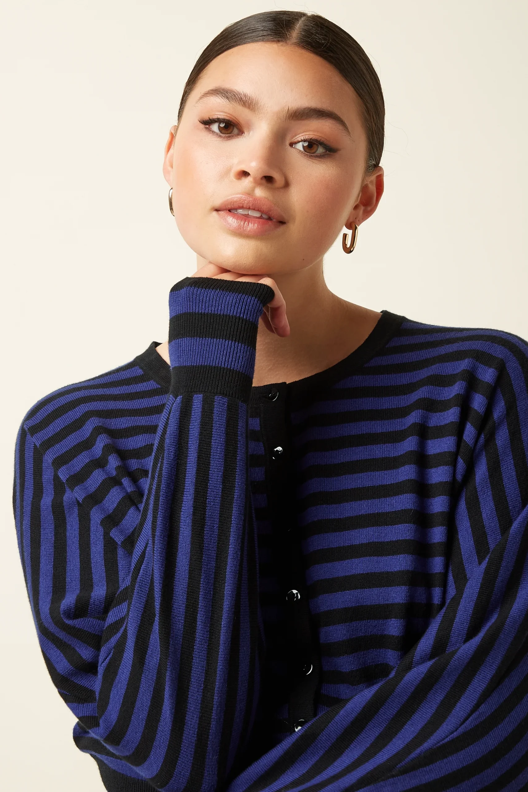 Diese Baumwoll-Strickjacke ist aus elastischem Stoff gefertigt – mit Streifenmuster, Dolman-Ärmeln, Rundhalsausschnitt und Knopfleiste – bequem und easy zu stylen.