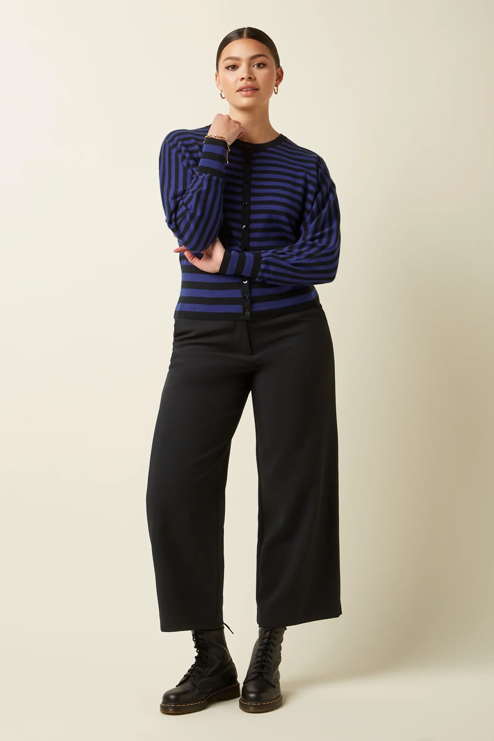 Diese Baumwoll-Strickjacke ist aus elastischem Stoff gefertigt – mit Streifenmuster, Dolman-Ärmeln, Rundhalsausschnitt und Knopfleiste – bequem und easy zu stylen.