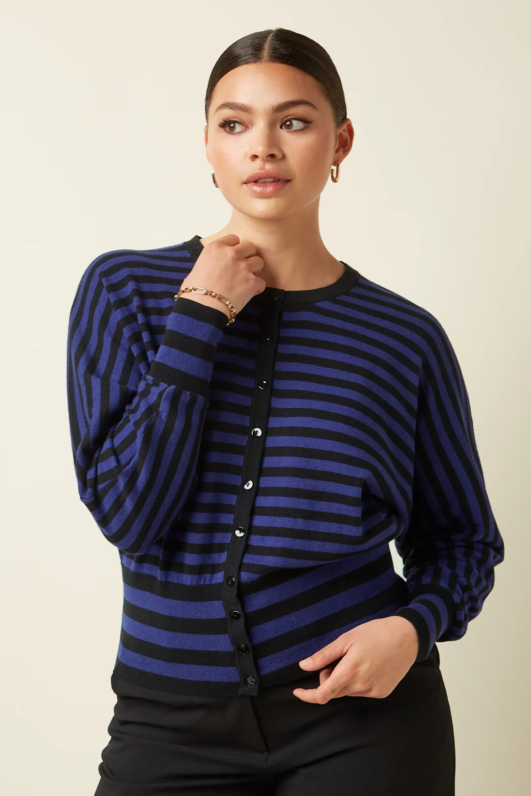 Diese Baumwoll-Strickjacke ist aus elastischem Stoff gefertigt – mit Streifenmuster, Dolman-Ärmeln, Rundhalsausschnitt und Knopfleiste – bequem und easy zu stylen.