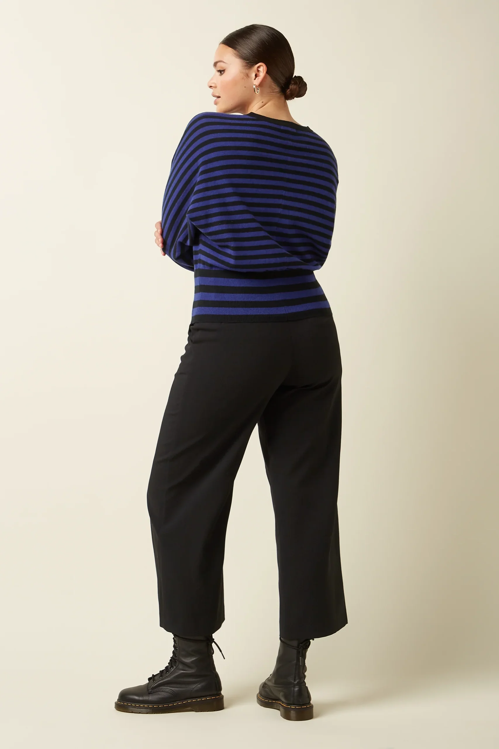 Diese Baumwoll-Strickjacke ist aus elastischem Stoff gefertigt – mit Streifenmuster, Dolman-Ärmeln, Rundhalsausschnitt und Knopfleiste – bequem und easy zu stylen.