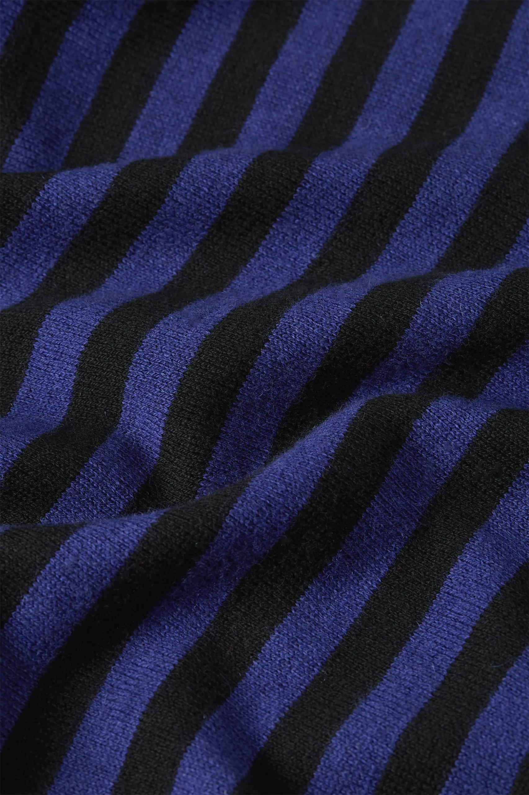 Diese Baumwoll-Strickjacke ist aus elastischem Stoff gefertigt – mit Streifenmuster, Dolman-Ärmeln, Rundhalsausschnitt und Knopfleiste – bequem und easy zu stylen.