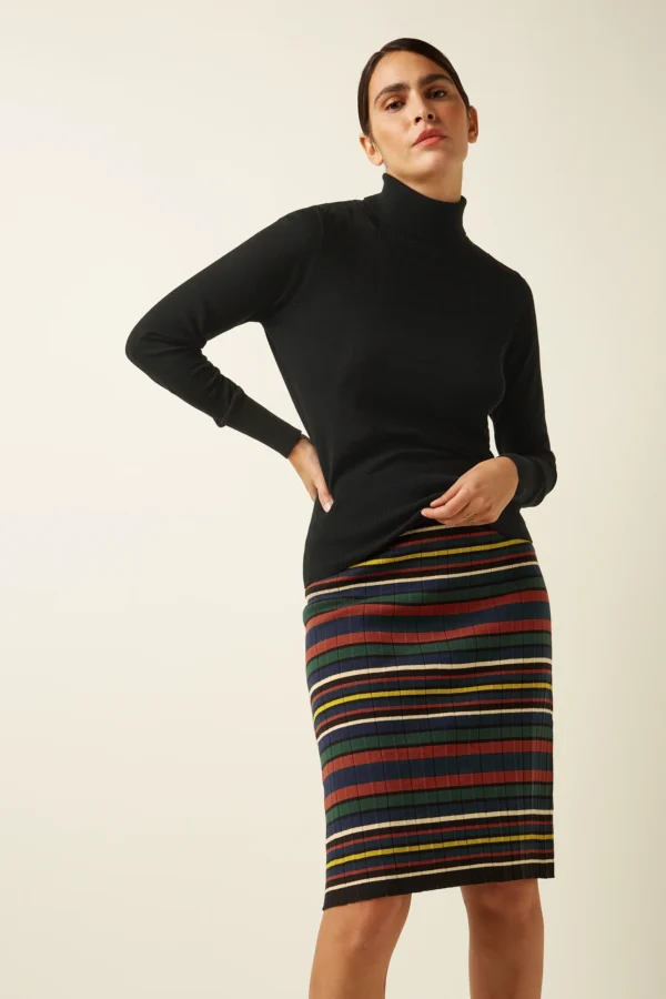 Dieser plissierte Strickrock ist aus weicher Baumwolle mit Stretch gefertigt – bequem und flexibel. Mit mittlerer Taille, elastischem Bund, Streifenmuster und ausgestellter Midilänge – schwingt bei jeder Bewegung mit.