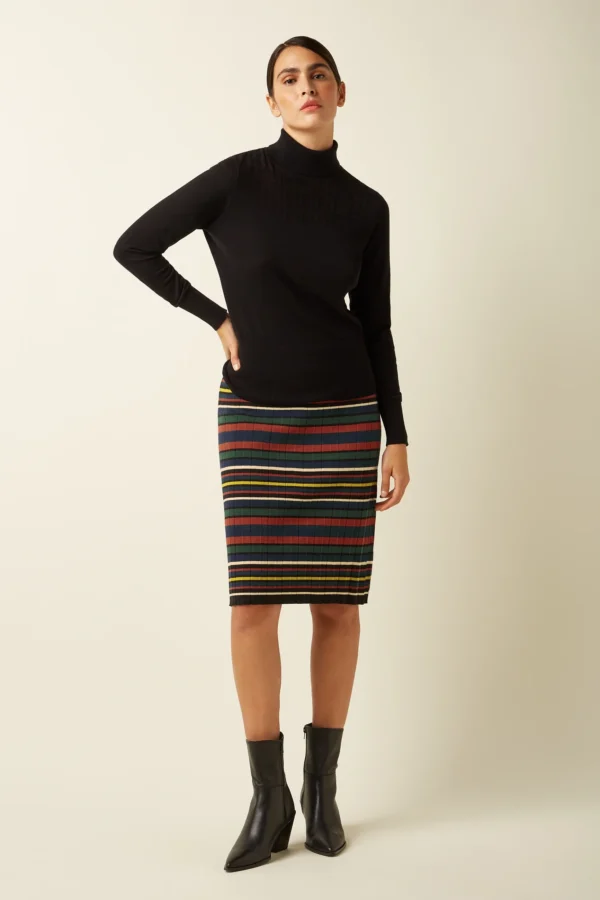 Dieser plissierte Strickrock ist aus weicher Baumwolle mit Stretch gefertigt – bequem und flexibel. Mit mittlerer Taille, elastischem Bund, Streifenmuster und ausgestellter Midilänge – schwingt bei jeder Bewegung mit.