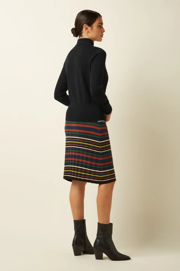 Dieser plissierte Strickrock ist aus weicher Baumwolle mit Stretch gefertigt – bequem und flexibel. Mit mittlerer Taille, elastischem Bund, Streifenmuster und ausgestellter Midilänge – schwingt bei jeder Bewegung mit.
