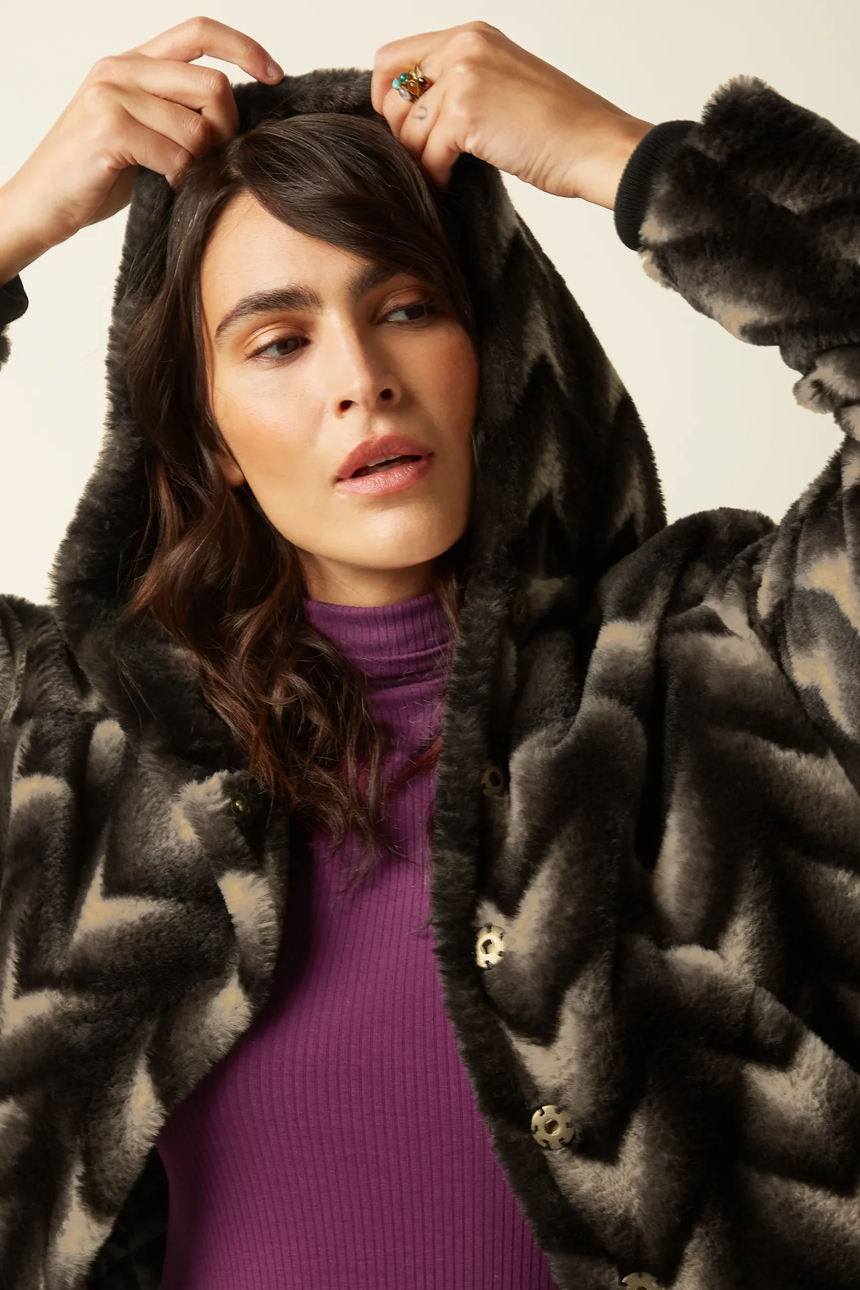 kinglouie-Judy Coat Deco Fur Farbe Black - Deco Fur Diese kurze Jacke hat eine gemütliche Kapuze und einen stylischen Rundhalsausschnitt – perfekt zum Layern. Mit langen Ärmeln samt Manschetten und schrägen Taschen – praktisch und schick zugleich. Knopfverschluss, weiches Kunstfell und markantes Zickzackmuster – modern, warm und komfortabel. Short jacket mit hood Rundhalsausschnitt Lange Ärmel mit Bündchen Schräge Taschen Knopfverschluss Lined Kunstfell Polyester Ohne Stretch Zig zag pattern Material: 100% polyester Material Futter: 100% polyester