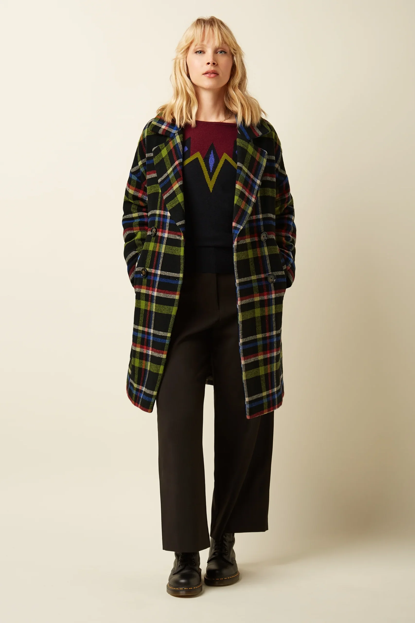 Kinglouie-Nia Coat Karly Check Ein edler, doppelreihiger Mantel aus Wollmischung – mit eleganten Fronttaschen und stylischem Reverskragen. Polyester Webstoff Ohne Stretch Kariert Lange Ärmel Lapel Kragen Knopfverschluss Material: 70% recycled polyester, 30% wool Material Futter: 55% polyester, 45% viscose